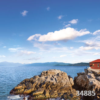 Маяк на берегу моря